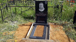 Для сохранения целостности элементов памятника, его цементируют по кругу